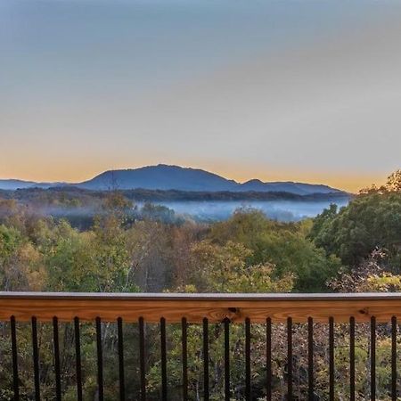Luxury 12-Bedroom Cabin With Indoor Pool, Hot Tub & Movie Theater, Sleeps 36 Sevierville Buitenkant foto