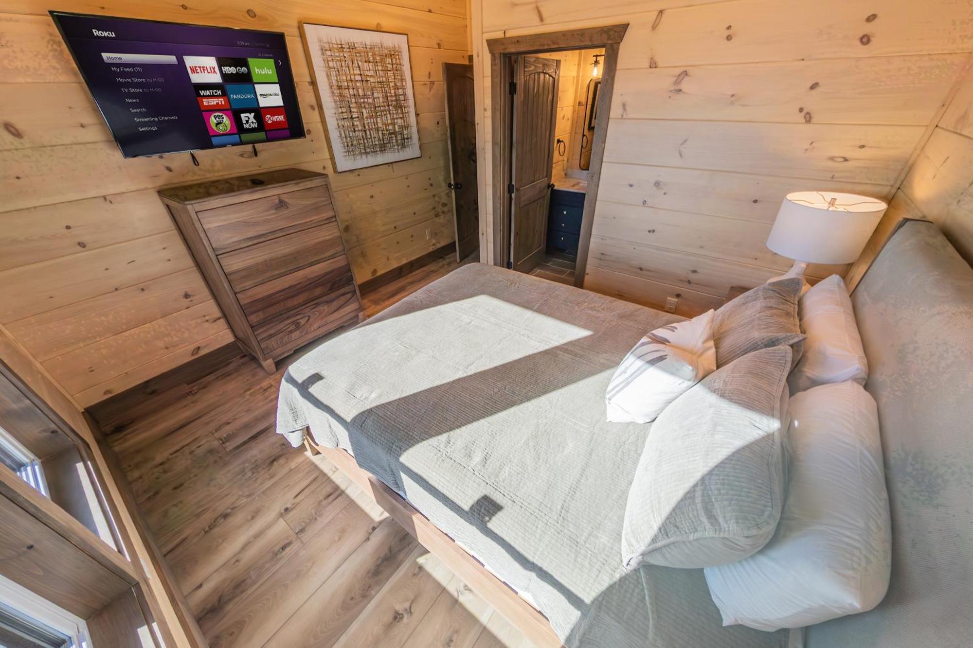 Luxury 12-Bedroom Cabin With Indoor Pool, Hot Tub & Movie Theater, Sleeps 36 Sevierville Buitenkant foto