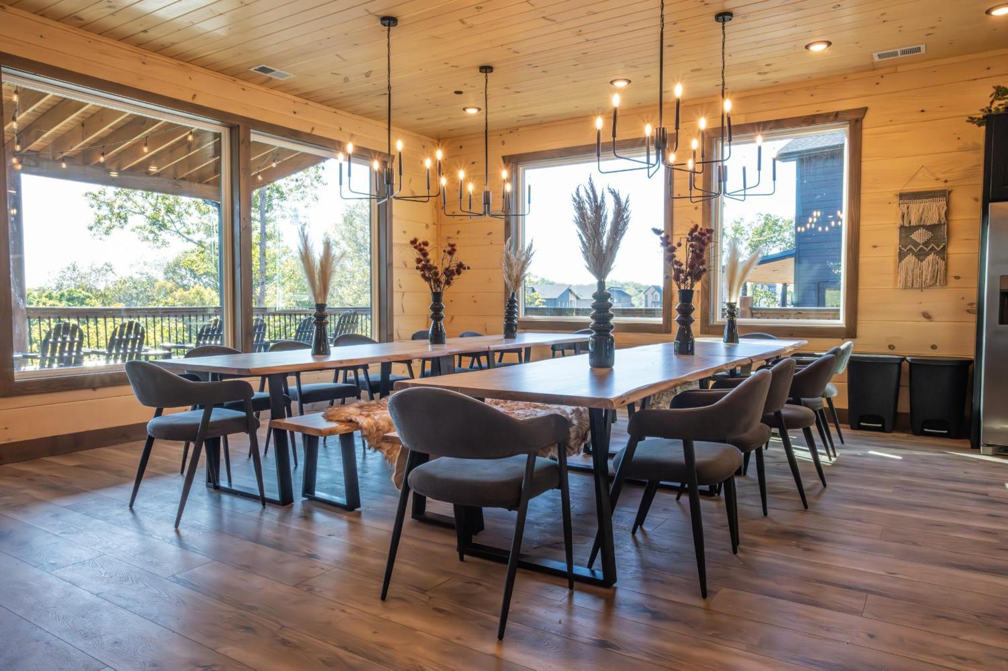Luxury 12-Bedroom Cabin With Indoor Pool, Hot Tub & Movie Theater, Sleeps 36 Sevierville Buitenkant foto