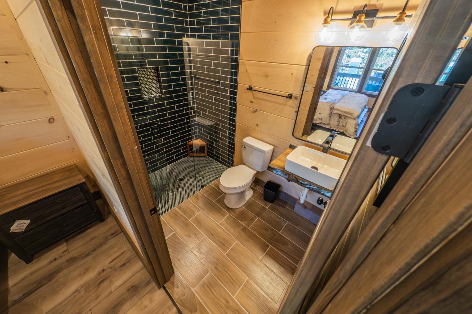 Luxury 12-Bedroom Cabin With Indoor Pool, Hot Tub & Movie Theater, Sleeps 36 Sevierville Buitenkant foto