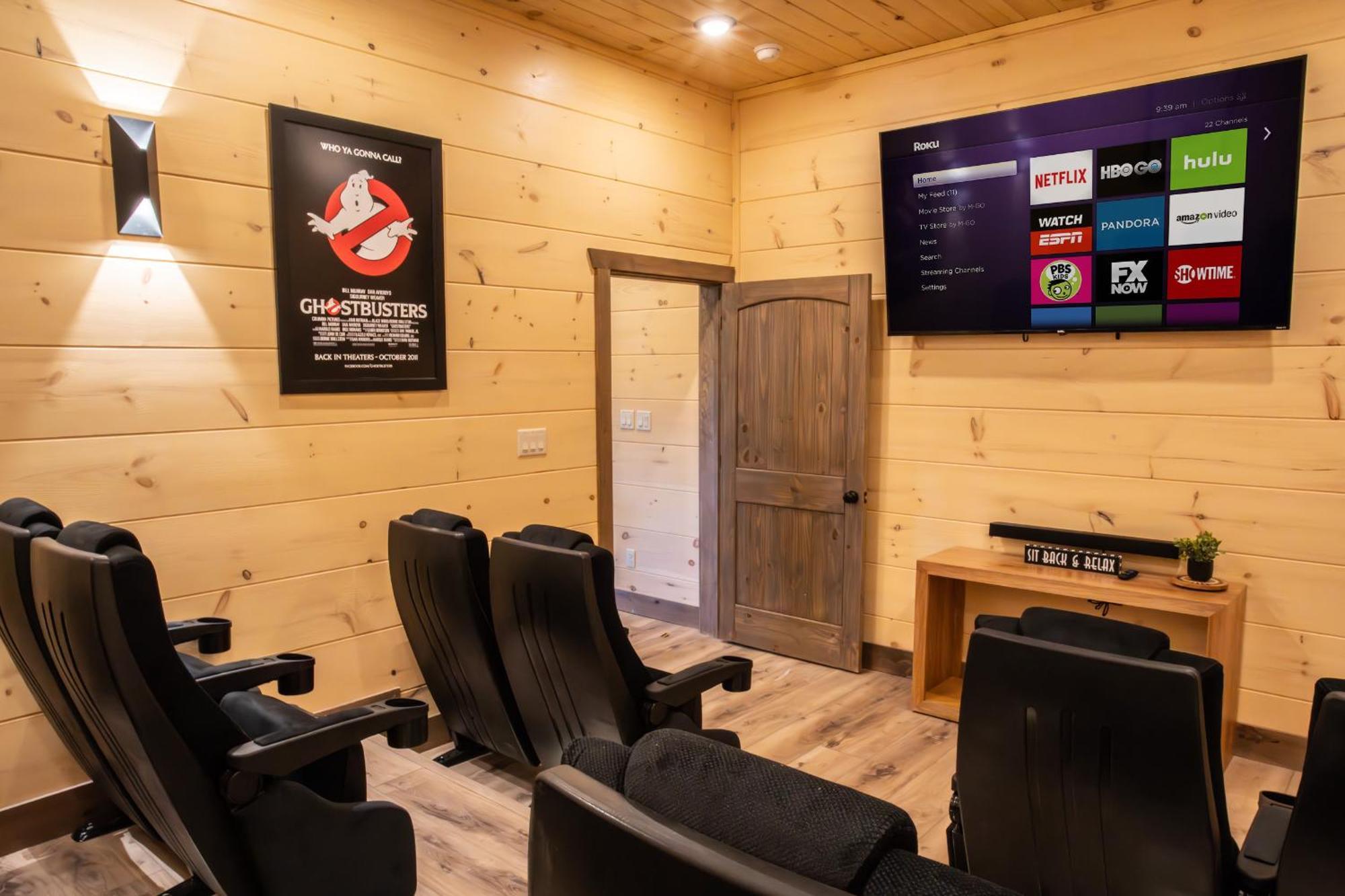 Luxury 12-Bedroom Cabin With Indoor Pool, Hot Tub & Movie Theater, Sleeps 36 Sevierville Buitenkant foto