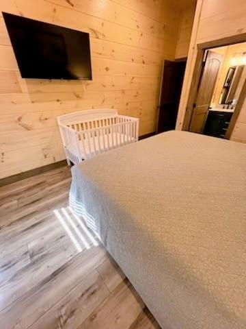 Luxury 12-Bedroom Cabin With Indoor Pool, Hot Tub & Movie Theater, Sleeps 36 Sevierville Buitenkant foto
