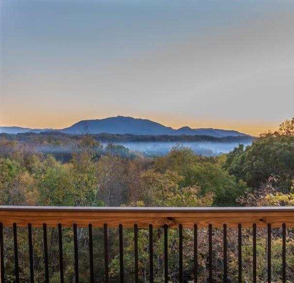 Luxury 12-Bedroom Cabin With Indoor Pool, Hot Tub & Movie Theater, Sleeps 36 Sevierville Buitenkant foto